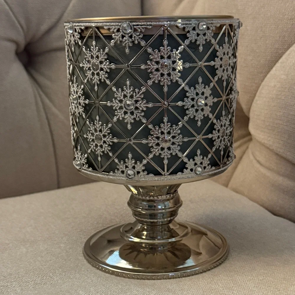 NWT Bath & Body Works Snowflake Full Size Candle Holder w/full size Used Candle